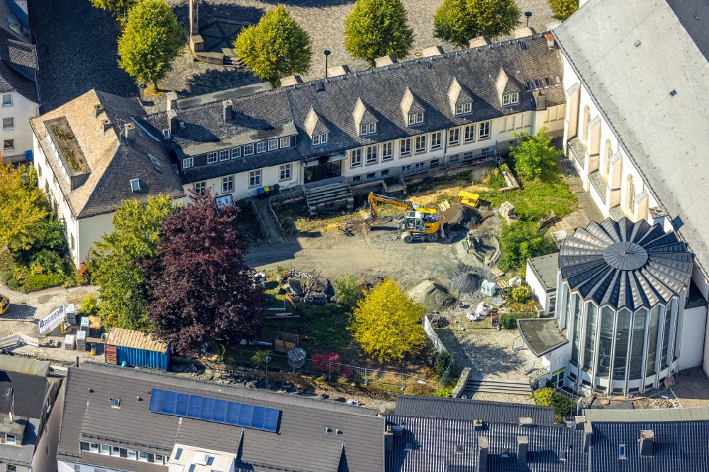 Luftbild Meschede - Kirchengebäude der Kath. Kirchengemeinde St. Walburga in Meschede im Bundesland Nordrhein-Westfalen, Deutschland