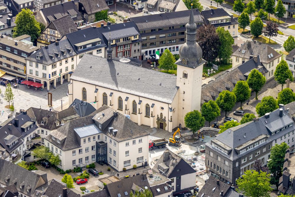 Luftbild Meschede - Kirchengebäude der Kath. Kirchengemeinde St. Walburga in Meschede im Bundesland Nordrhein-Westfalen, Deutschland