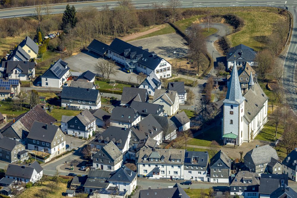 Remblinghausen von oben - Kirchengebäude Kath. Kita St. Jakobus in Remblinghausen im Bundesland Nordrhein-Westfalen, Deutschland