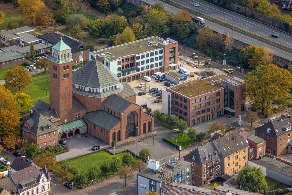 Luftaufnahme Gladbeck - Kirchengebäude der Kath. Pfarramt Heilig Kreuz in Gladbeck im Bundesland Nordrhein-Westfalen