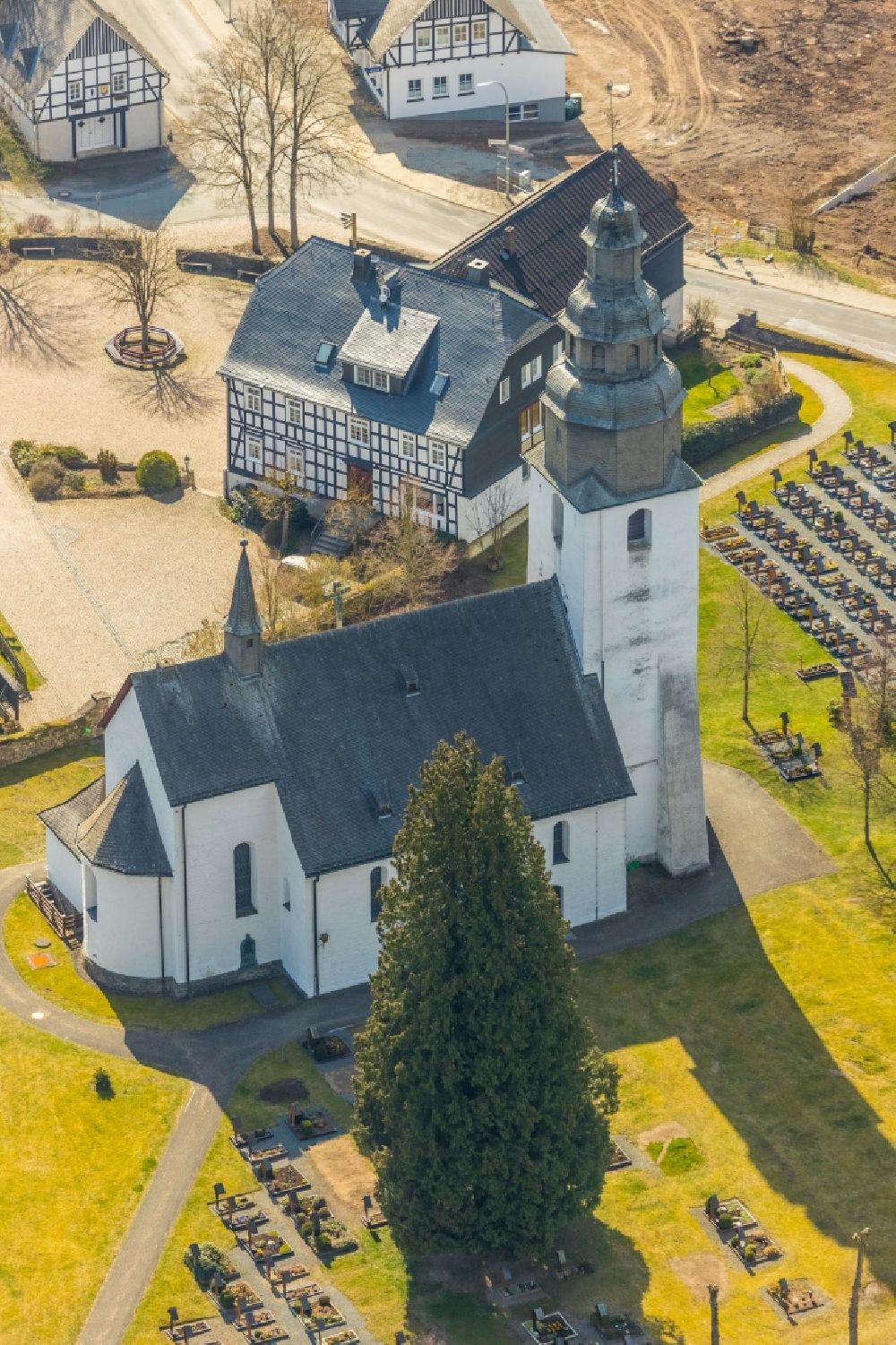 Luftbild Schmallenberg - Kirchengebäude der Kath. Pfarrkirche St. Peter und Paul in Wormbach im Bundesland Nordrhein-Westfalen, Deutschland