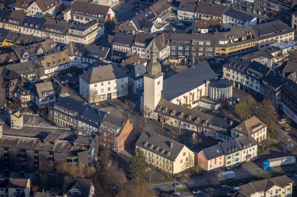 Luftaufnahme Meschede - Kirchengebäude Kath. Pfarrkirche St. Walburga am Stiftsplatz in Meschede im Bundesland Nordrhein-Westfalen, Deutschland