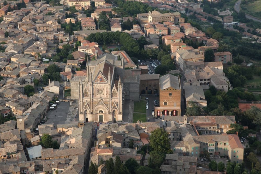Orvieto aus der Vogelperspektive: Kirchengebäude der Kathedrale Maria Himmelfahrt im Altstadt- Zentrum in Orvieto in Italien