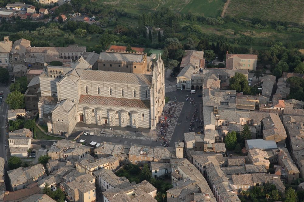 Orvieto von oben - Kirchengebäude der Kathedrale Maria Himmelfahrt im Altstadt- Zentrum in Orvieto in Italien