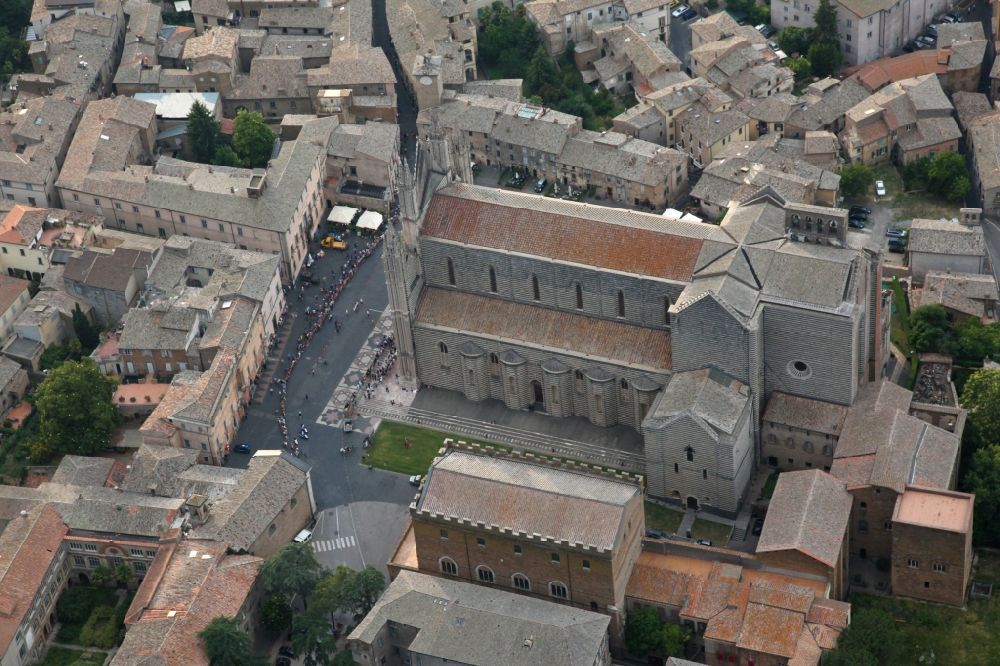 Luftbild Orvieto - Kirchengebäude der Kathedrale Maria Himmelfahrt im Altstadt- Zentrum in Orvieto in Italien