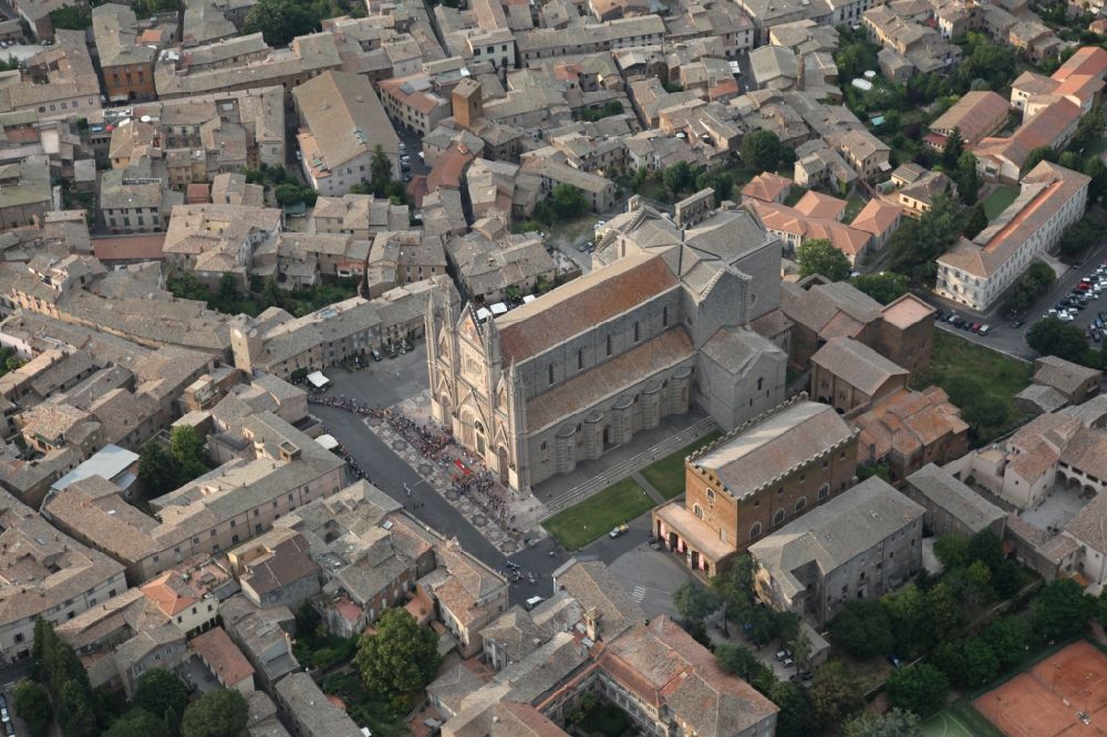 Luftaufnahme Orvieto - Kirchengebäude der Kathedrale Maria Himmelfahrt im Altstadt- Zentrum in Orvieto in Italien