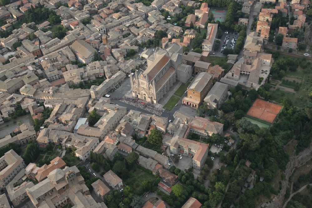 Orvieto von oben - Kirchengebäude der Kathedrale Maria Himmelfahrt im Altstadt- Zentrum in Orvieto in Italien