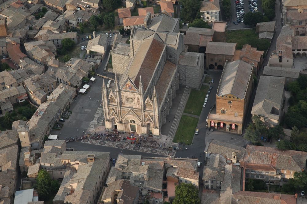 Orvieto aus der Vogelperspektive: Kirchengebäude der Kathedrale Maria Himmelfahrt im Altstadt- Zentrum in Orvieto in Italien