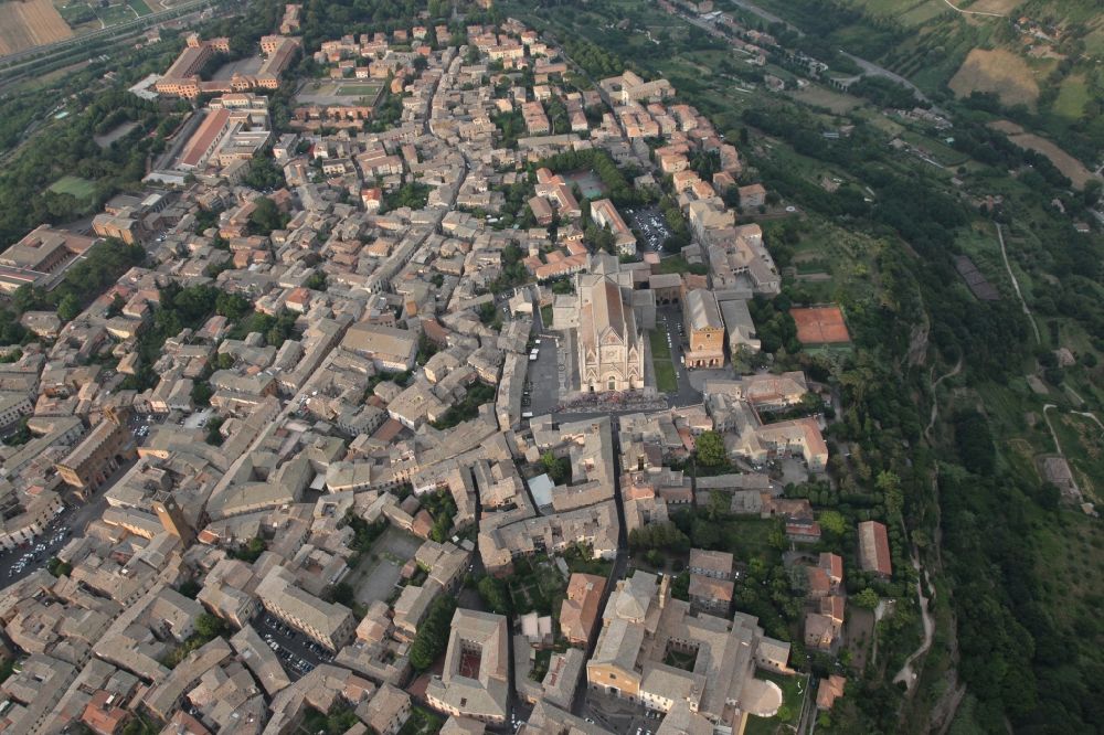 Luftbild Orvieto - Kirchengebäude der Kathedrale Maria Himmelfahrt im Altstadt- Zentrum in Orvieto in Italien