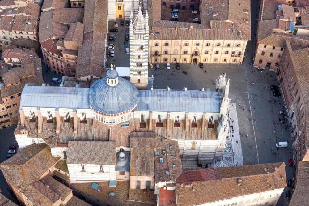 Luftaufnahme Siena - Kirchengebäude Kathedrale von Siena / Duomo di Siena in Siena in Toskana, Italien