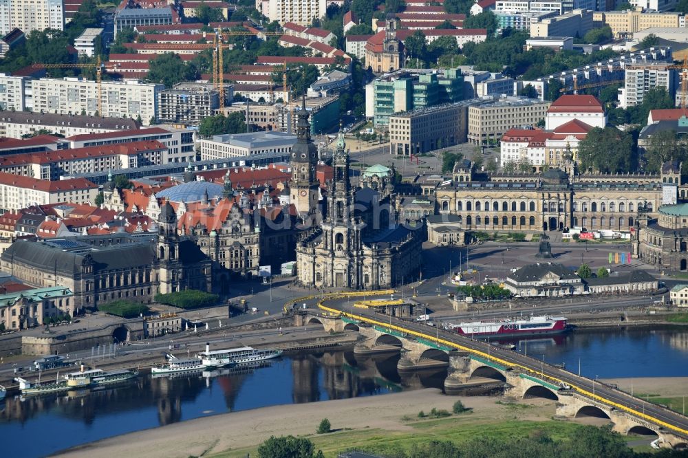 Luftbild Dresden - Kirchengebäude Katholische Hofkirche im Altstadt- Zentrum in Dresden im Bundesland Sachsen, Deutschland