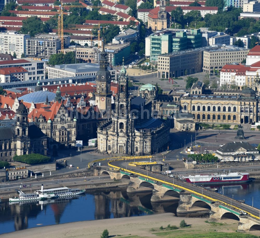 Luftaufnahme Dresden - Kirchengebäude Katholische Hofkirche im Altstadt- Zentrum in Dresden im Bundesland Sachsen, Deutschland