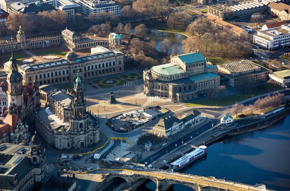 Luftaufnahme Dresden - Kirchengebäude Katholische Hofkirche im Altstadt- Zentrum im Ortsteil Altstadt in Dresden im Bundesland Sachsen, Deutschland