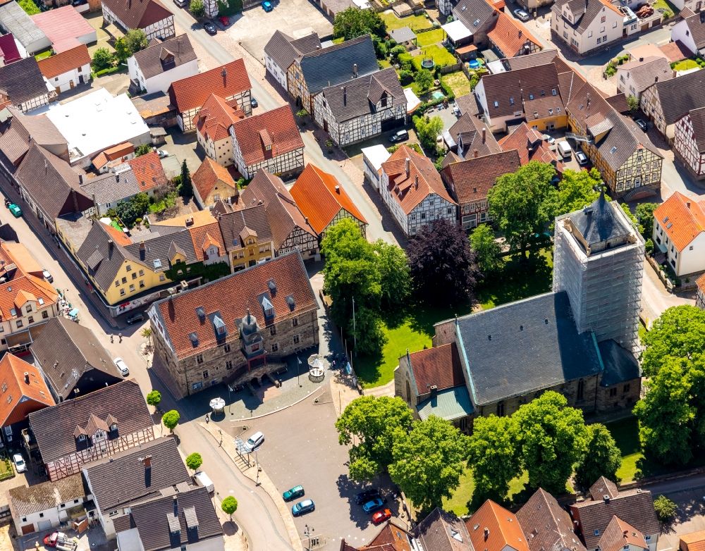 Luftaufnahme Volkmarsen - Kirchengebäude der Katholische Pfarrgemeinde St. Marien in Volkmarsen im Bundesland Hessen, Deutschland