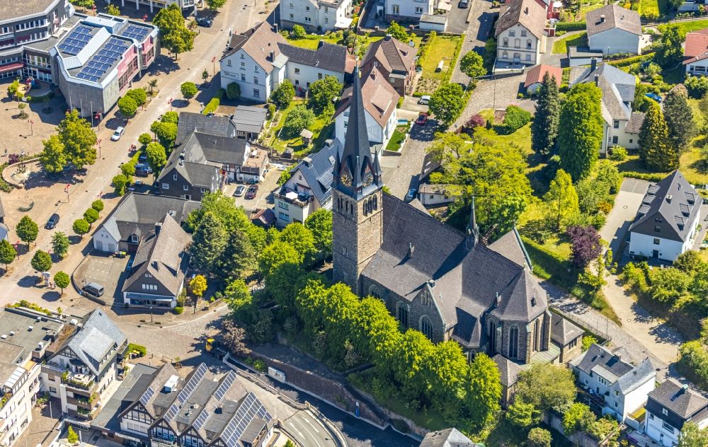 Luftaufnahme Altenhundem - Kirchengebäude Katholische Pfarrkirche St. Agatha in Altenhundem im Bundesland Nordrhein-Westfalen, Deutschland