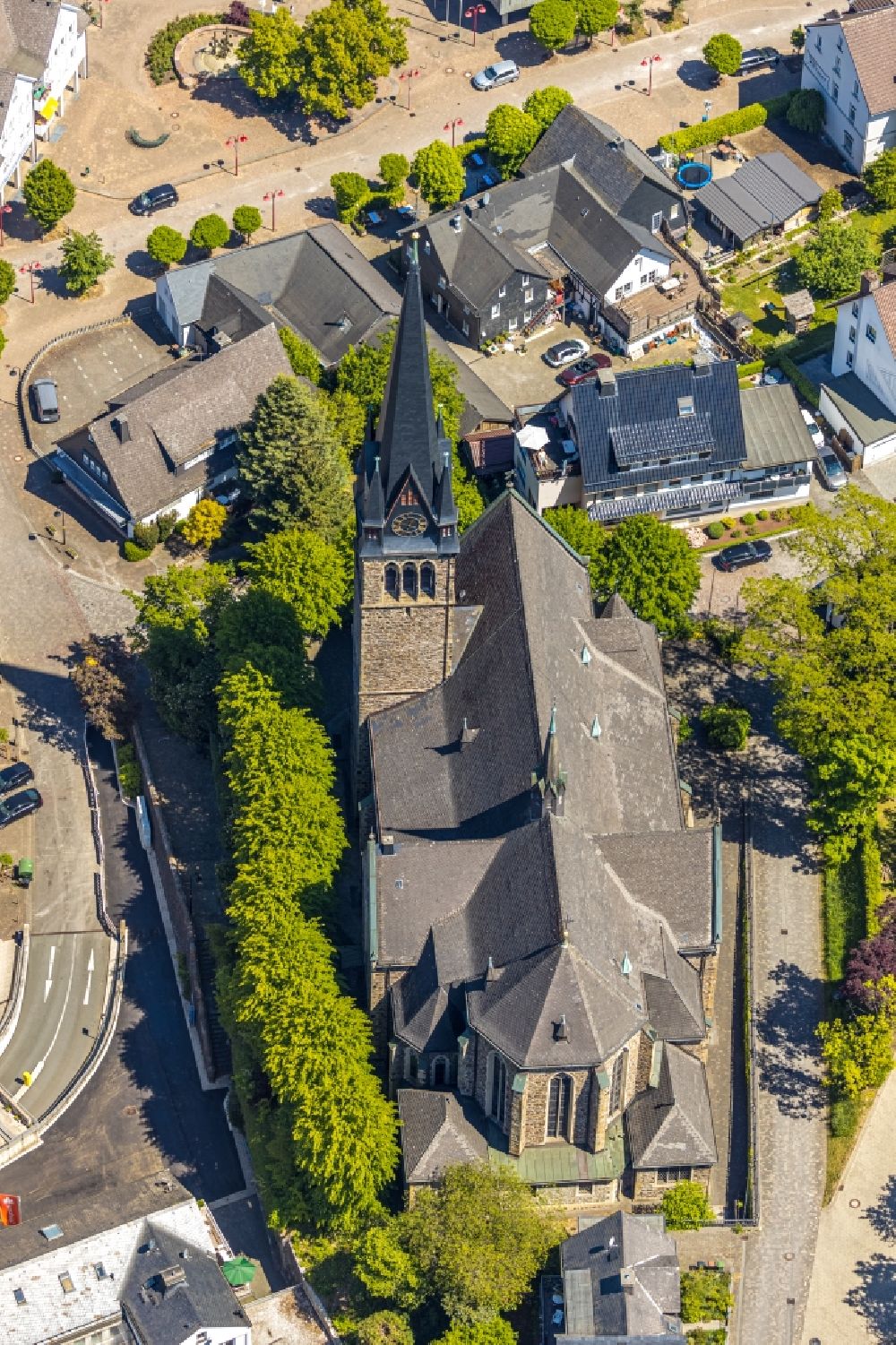 Altenhundem von oben - Kirchengebäude Katholische Pfarrkirche St. Agatha in Altenhundem im Bundesland Nordrhein-Westfalen, Deutschland