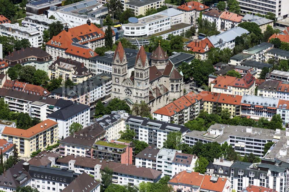 München aus der Vogelperspektive: Kirchengebäude Katholische Pfarrkirche St. Benno in München im Bundesland Bayern, Deutschland