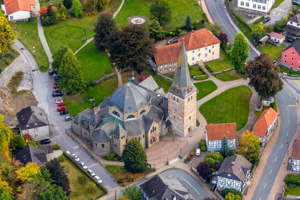 Luftaufnahme Balve - Kirchengebäude der Katholische Pfarrkirche St. Blasius in Balve im Bundesland Nordrhein-Westfalen, Deutschland
