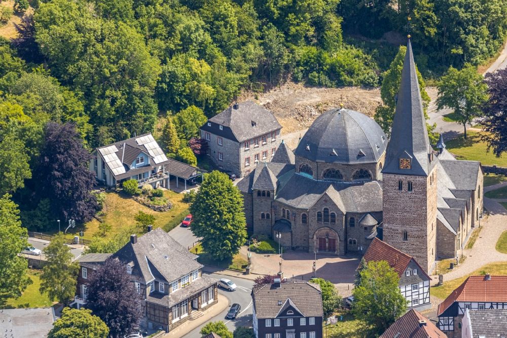 Balve von oben - Kirchengebäude der Katholische Pfarrkirche St. Blasius in Balve im Bundesland Nordrhein-Westfalen, Deutschland