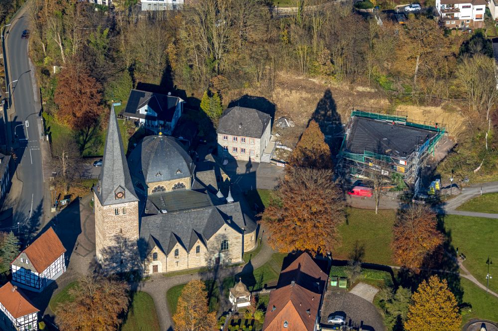 Balve aus der Vogelperspektive: Kirchengebäude der Katholische Pfarrkirche St. Blasius in Balve im Bundesland Nordrhein-Westfalen, Deutschland