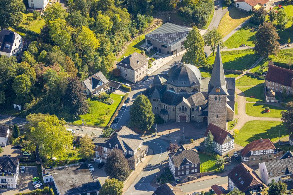 Luftbild Balve - Kirchengebäude der Katholische Pfarrkirche St. Blasius in Balve im Bundesland Nordrhein-Westfalen, Deutschland