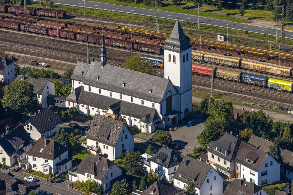 Finnentrop von oben - Kirchengebäude Katholische Pfarrkirche St. Johannes Nepomuk in Finnentrop im Bundesland Nordrhein-Westfalen, Deutschland
