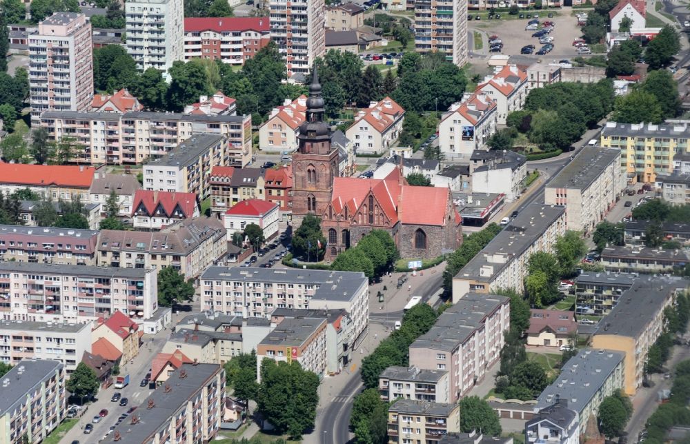Gryfino aus der Vogelperspektive: Kirchengebäude der katholische Pfarrkirche Mariä Geburt in Gryfino in Westpommern, Polen