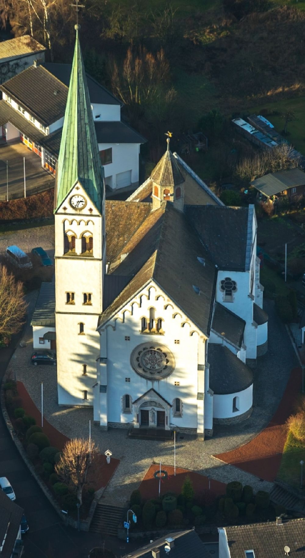 Luftbild Finnentrop - Kirchengebäude der katholische Pfarrkirche Sankt Antonius in Finnentrop im Bundesland Nordrhein-Westfalen, Deutschland