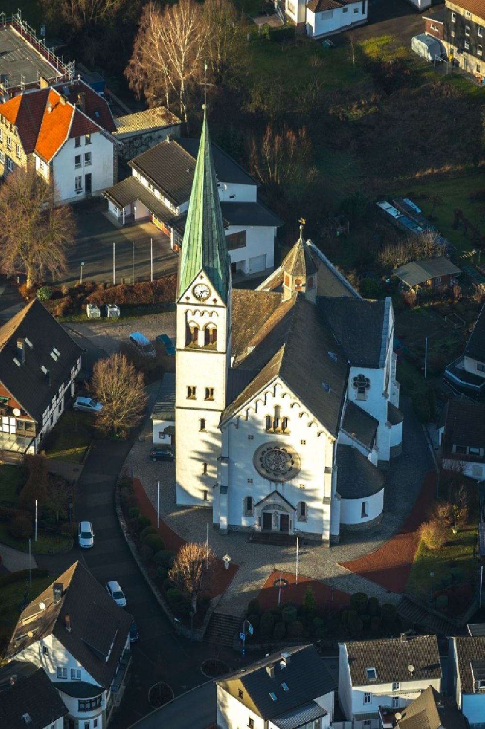 Luftaufnahme Finnentrop - Kirchengebäude der katholische Pfarrkirche Sankt Antonius in Finnentrop im Bundesland Nordrhein-Westfalen, Deutschland