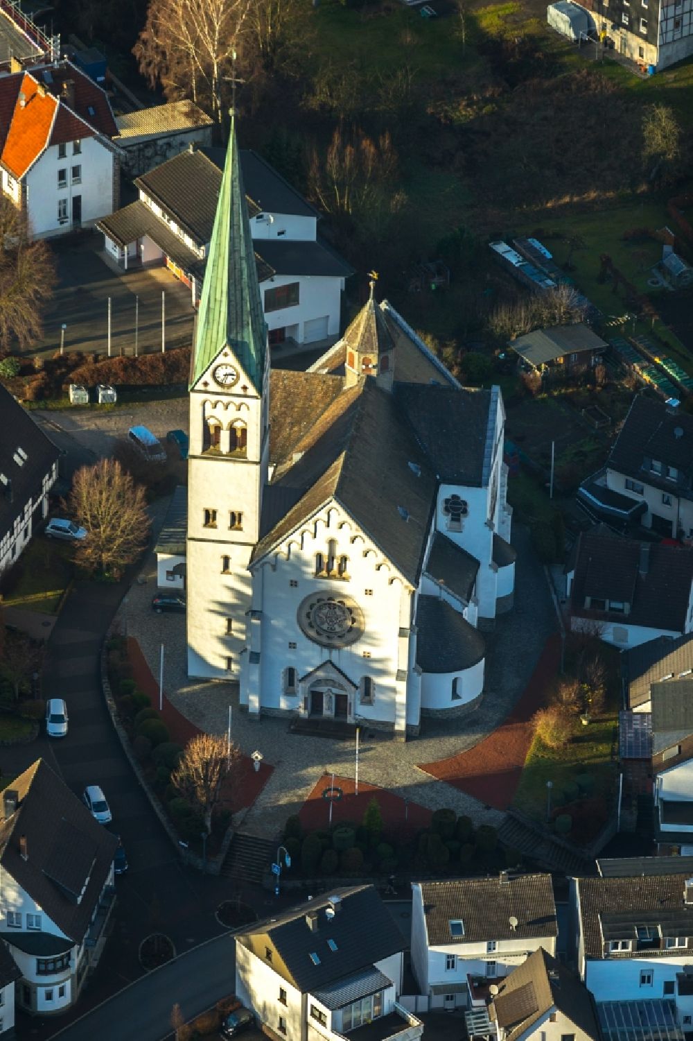 Finnentrop von oben - Kirchengebäude der katholische Pfarrkirche Sankt Antonius in Finnentrop im Bundesland Nordrhein-Westfalen, Deutschland