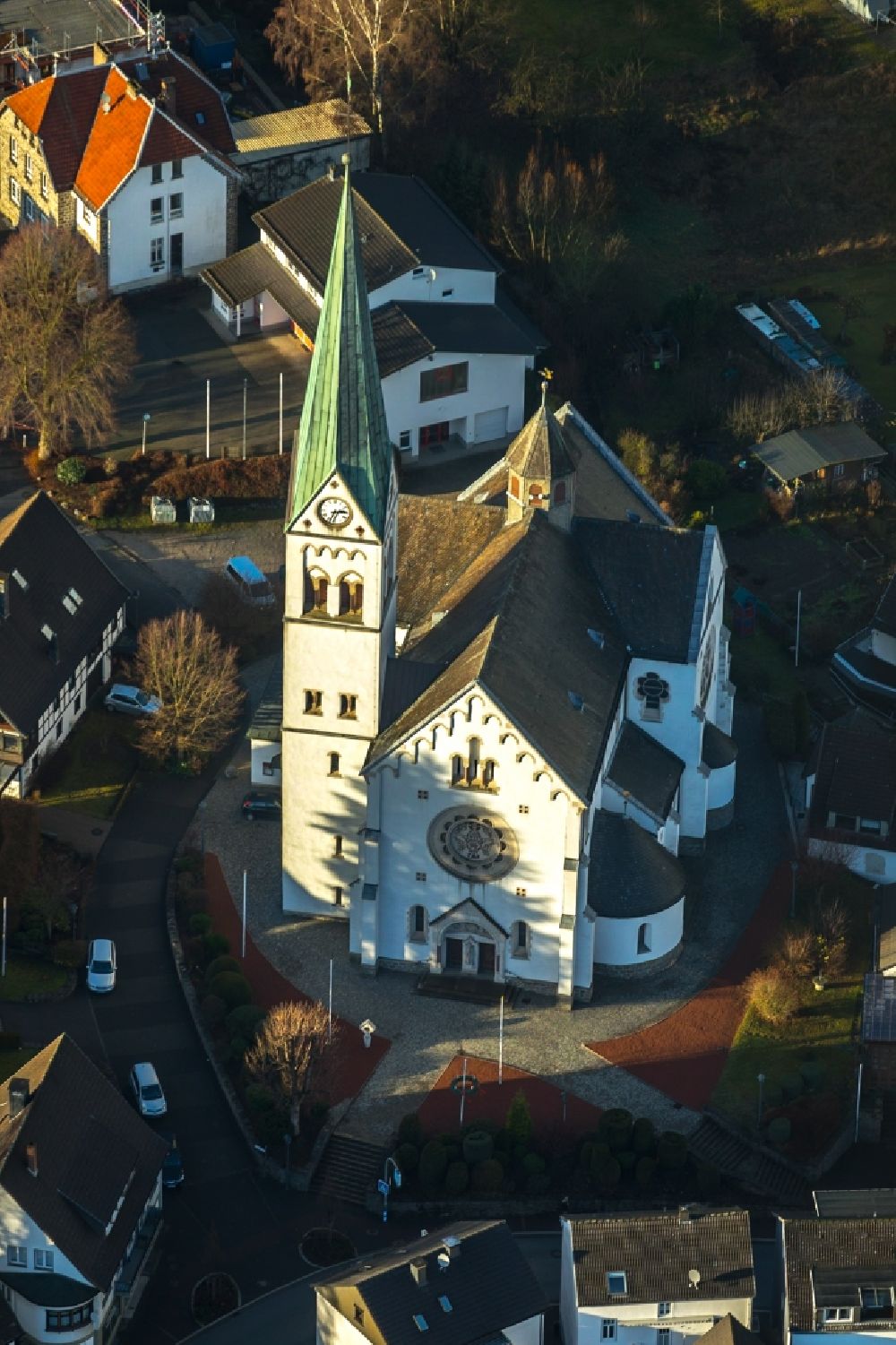 Finnentrop aus der Vogelperspektive: Kirchengebäude der katholische Pfarrkirche Sankt Antonius in Finnentrop im Bundesland Nordrhein-Westfalen, Deutschland