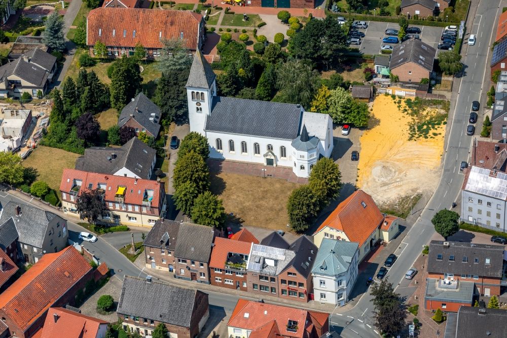 Luftaufnahme Walstedde - Kirchengebäude der katholische Pfarrkirche Sankt Lambertus in Walstedde im Bundesland Nordrhein-Westfalen, Deutschland
