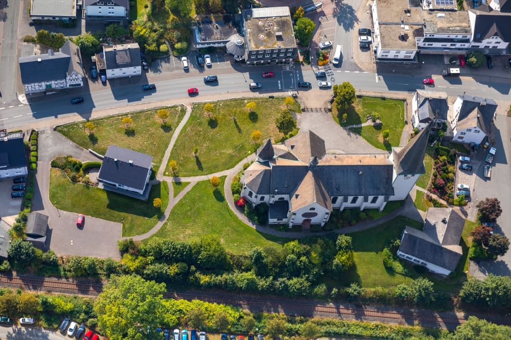 Luftaufnahme Olsberg - Kirchengebäude der Katholische Pfarrkirche Sankt Martin in Olsberg im Bundesland Nordrhein-Westfalen, Deutschland