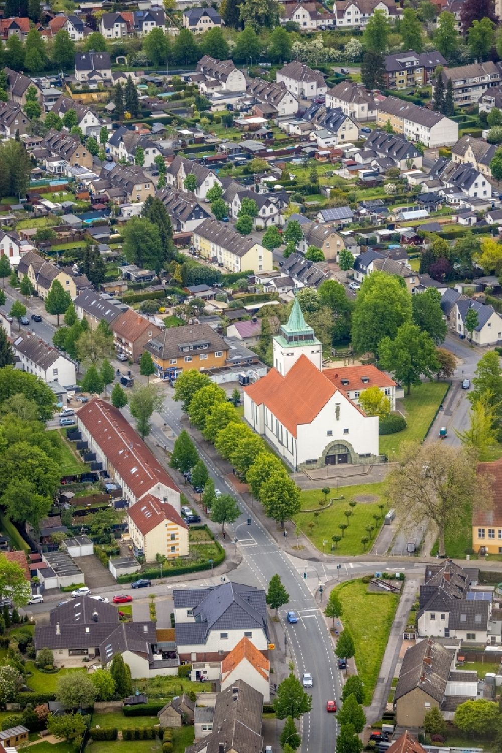 Gladbeck aus der Vogelperspektive: Kirchengebäude der Katholischen Christ König Kirche in Gladbeck im Bundesland Nordrhein-Westfalen