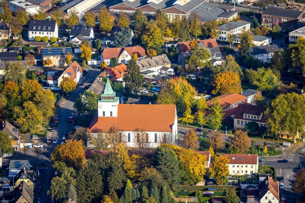 Luftbild Gladbeck - Kirchengebäude der Katholischen Christ König Kirche in Gladbeck im Bundesland Nordrhein-Westfalen
