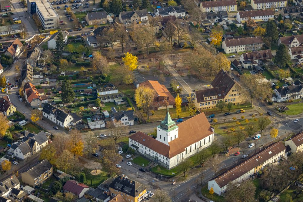 Luftbild Gladbeck - Kirchengebäude der Katholischen Christ König Kirche in Gladbeck im Bundesland Nordrhein-Westfalen
