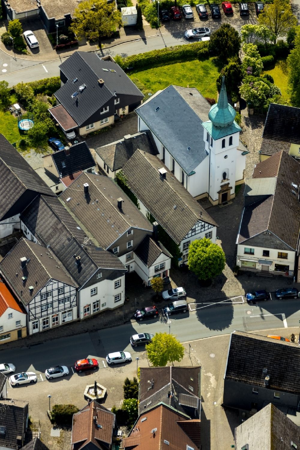Breckerfeld von oben - Kirchengebäude der Katholischen St. Jakobuskirche in Breckerfeld im Bundesland Nordrhein-Westfalen, Deutschland