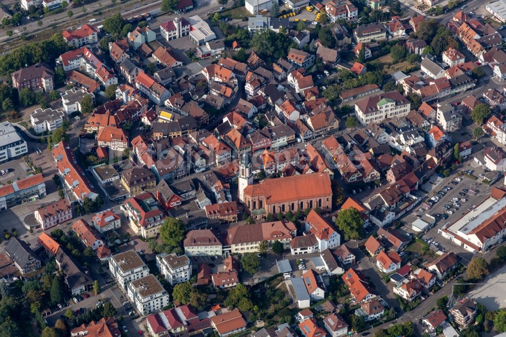 Luftaufnahme Oberkirch - Kirchengebäude der Katholischen Kirche St. Cyriak im Altstadt- Zentrum in Oberkirch im Bundesland Baden-Württemberg, Deutschland