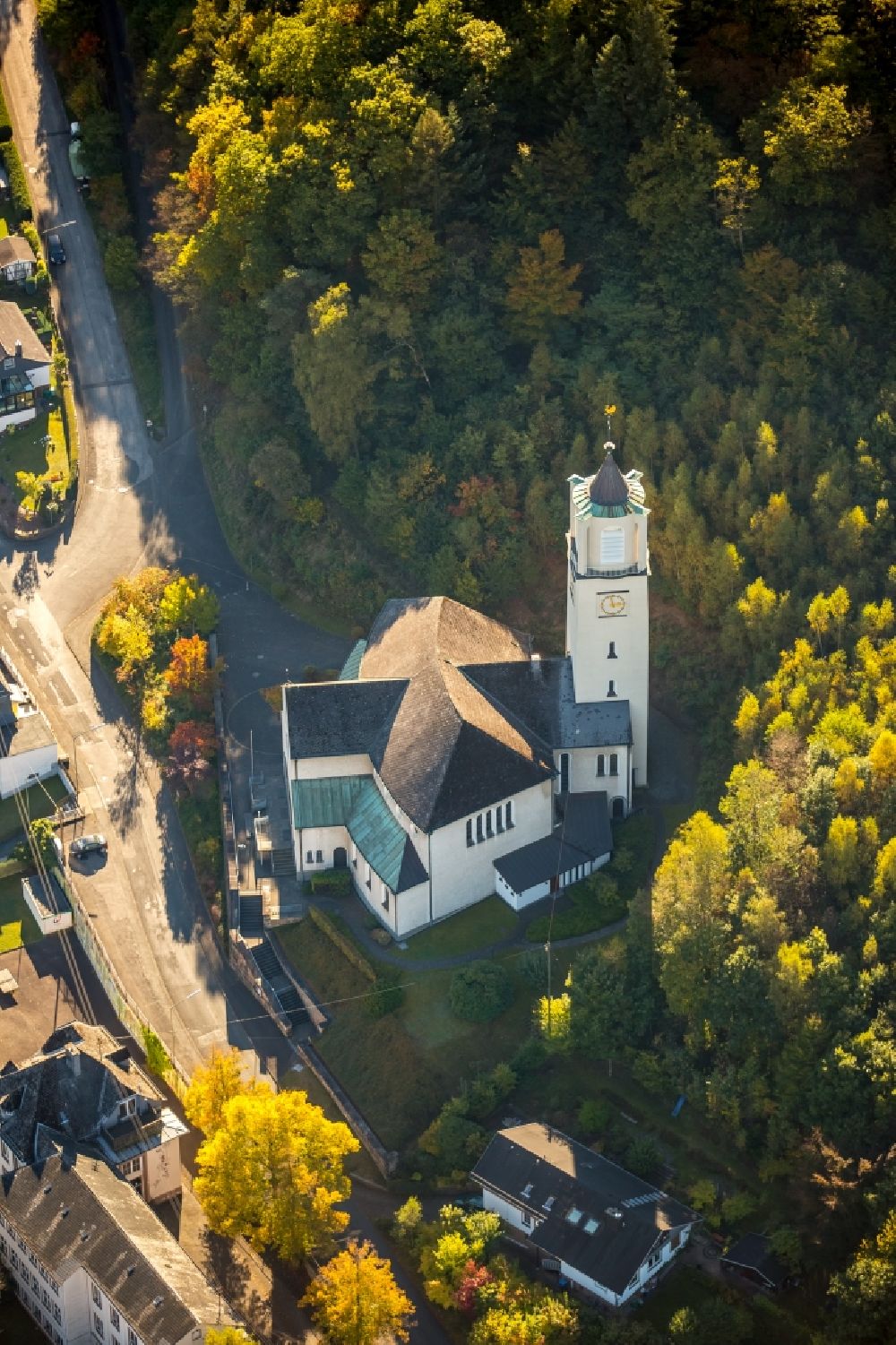 Eiserfeld aus der Vogelperspektive: Kirchengebäude der Katholischen Kirche in Eiserfeld im Bundesland Nordrhein-Westfalen