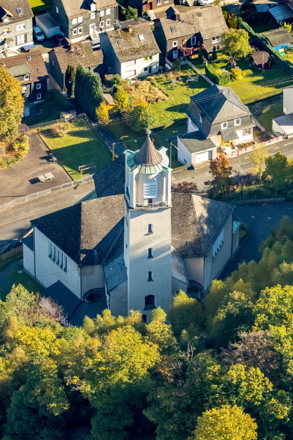 Siegen aus der Vogelperspektive: Kirchengebäude der Katholischen Kirche Eiserfeld in Siegen im Bundesland Nordrhein-Westfalen