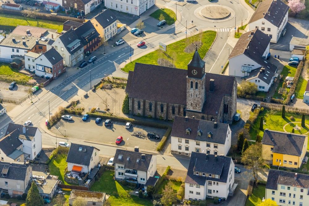 Luftbild Arnsberg - Kirchengebäude der Katholischen Kirche Heilig Geist in Arnsberg im Bundesland Nordrhein-Westfalen, Deutschland