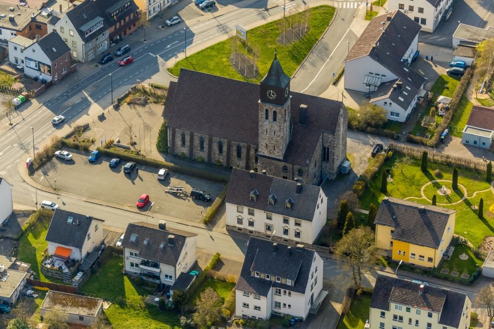 Luftaufnahme Arnsberg - Kirchengebäude der Katholischen Kirche Heilig Geist in Arnsberg im Bundesland Nordrhein-Westfalen, Deutschland