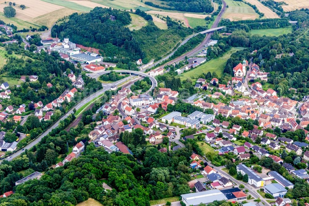 Luftaufnahme Winnweiler - Kirchengebäude der Katholischen Kirche Herz Jesu in Winnweiler im Bundesland Rheinland-Pfalz, Deutschland