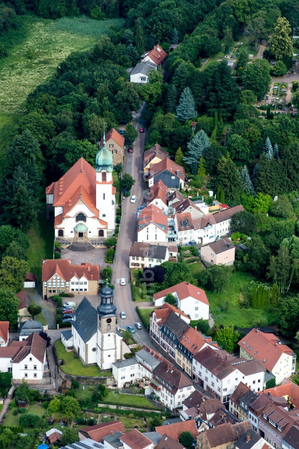 Winnweiler aus der Vogelperspektive: Kirchengebäude der Katholischen Kirche Herz Jesu in Winnweiler im Bundesland Rheinland-Pfalz, Deutschland
