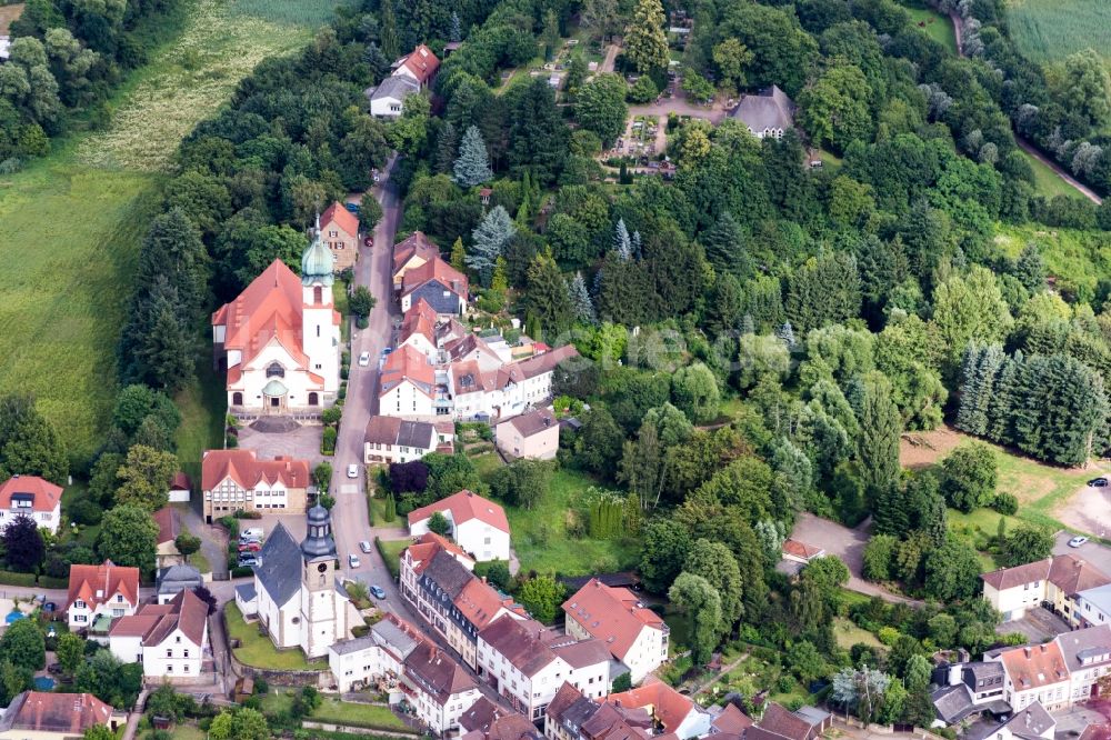 Luftbild Winnweiler - Kirchengebäude der Katholischen Kirche Herz Jesu in Winnweiler im Bundesland Rheinland-Pfalz, Deutschland
