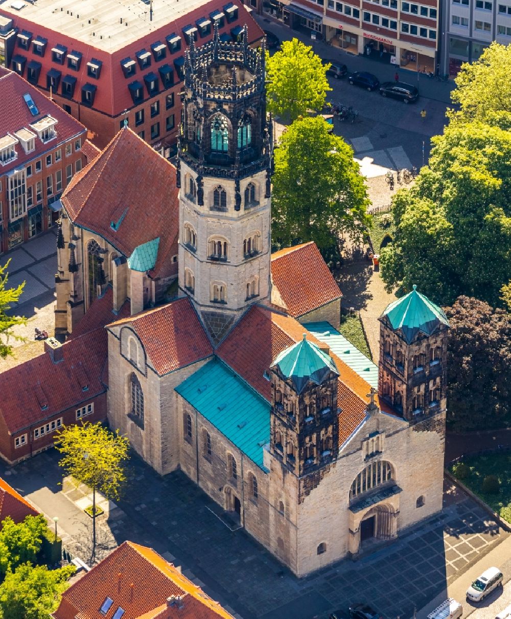 Münster von oben - Kirchengebäude der katholischen Kirche St. Ludgeri in Münster im Bundesland Nordrhein-Westfalen
