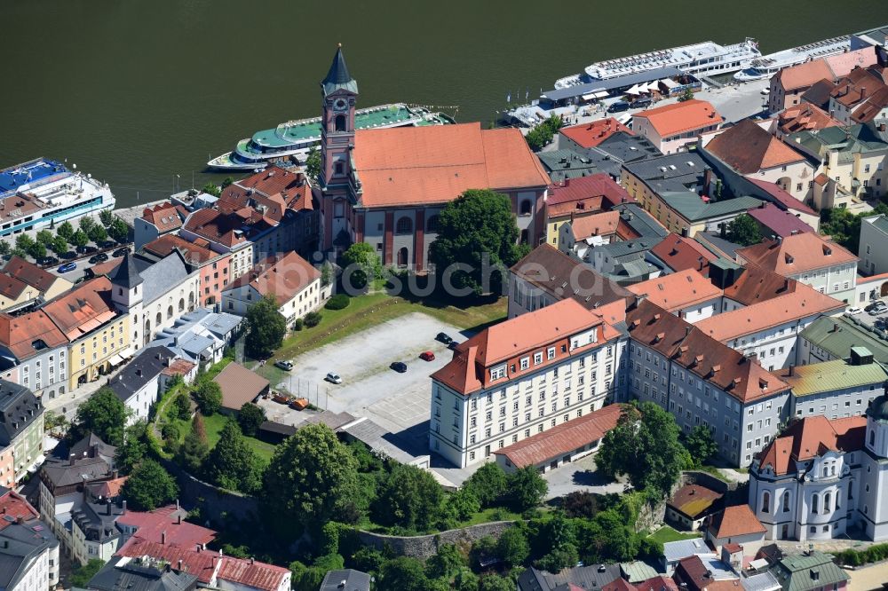 Passau von oben - Kirchengebäude der katholischen Kirche St. Paul im Ortsteil Alstadt in Passau im Bundesland Bayern, Deutschland