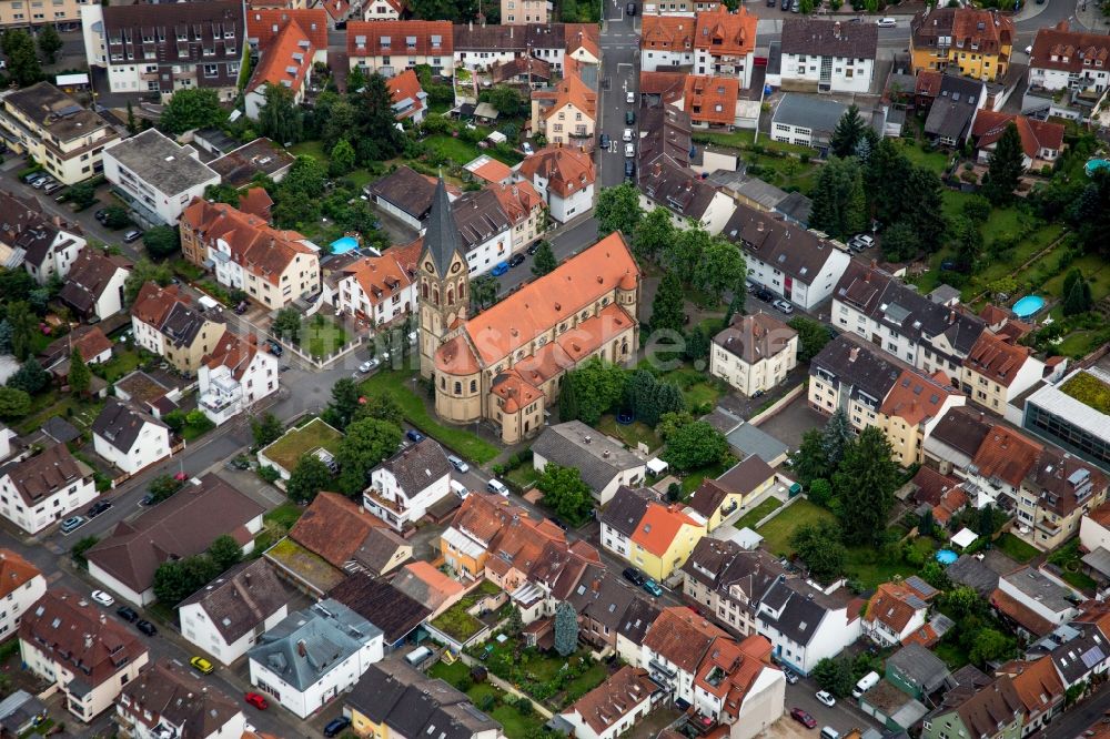 Heidelberg von oben - Kirchengebäude der Katholischen Kirche St. Peter im Ortsteil Kirchheim in Heidelberg im Bundesland Baden-Württemberg, Deutschland