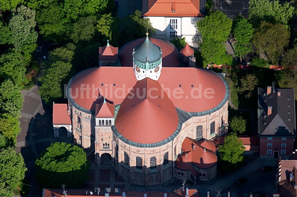 München von oben - Kirchengebäude der Katholischen Kirche St.Rupert in München im Bundesland Bayern, Deutschland