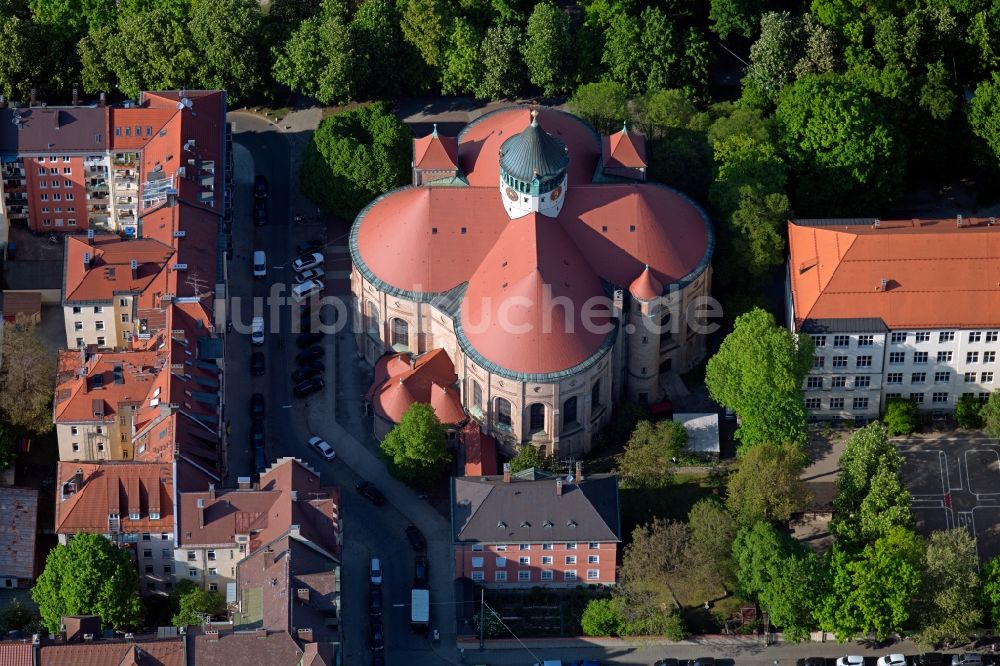 München aus der Vogelperspektive: Kirchengebäude der Katholischen Kirche St.Rupert in München im Bundesland Bayern, Deutschland